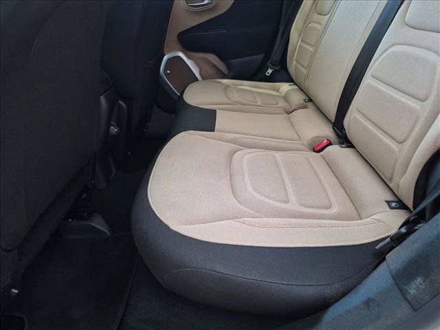Used 2018 Jeep Renegade Latitude FWD image 17