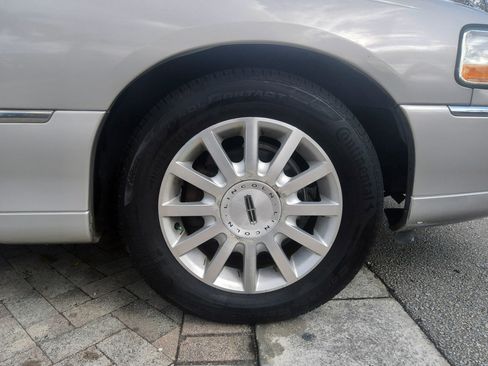 Used 2006 Lincoln Town Car Signature image 44