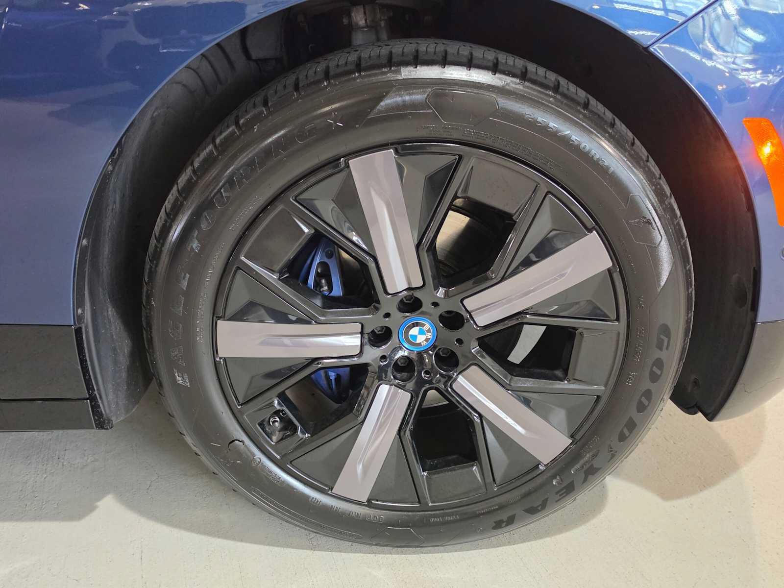 Used 2024 BMW iX xDrive50 w/ Sport Package AWD/4WD image 9