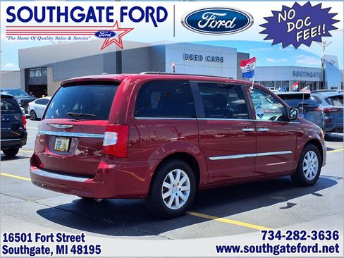 Used 2016 Chrysler Town & Country Touring w/ Driver Convenience Group FWD image 2