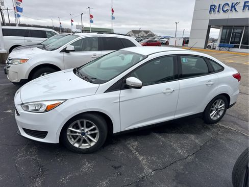 Used 2016 Ford Focus SE image 1