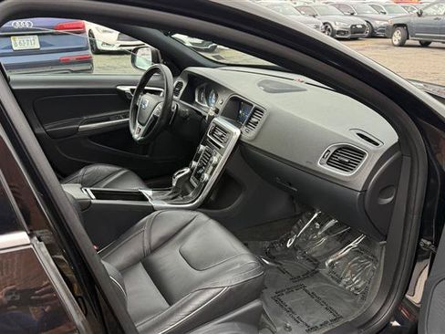 Used 2016 Volvo S60 T5 R-Design image 8