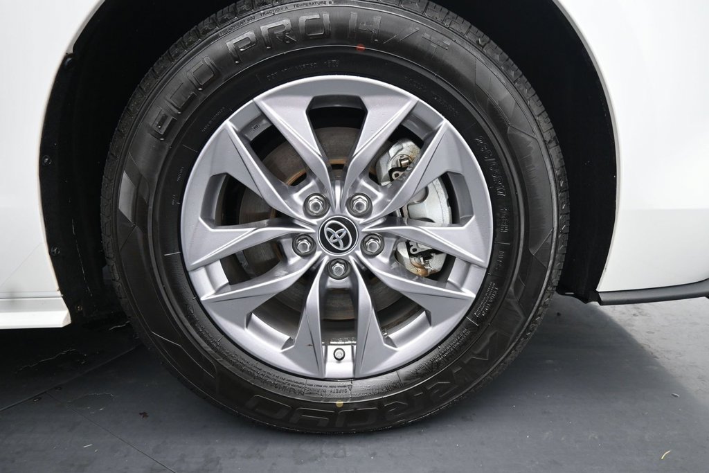 Used 2024 Toyota Sienna XLE FWD image 11