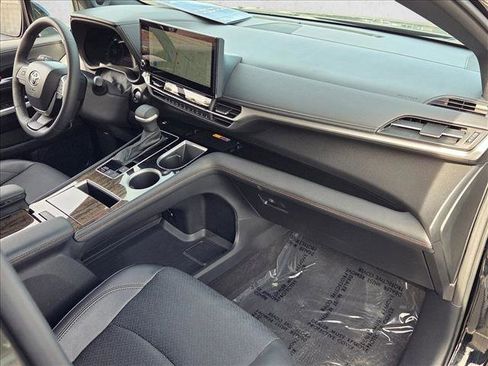 Used 2025 Toyota Sienna Platinum image 24