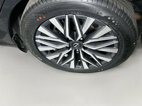 Used 2024 Nissan Altima 2.5 SV image 11