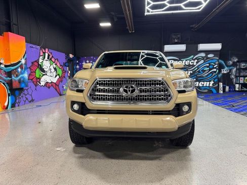 Used 2017 Toyota Tacoma TRD Sport AWD/4WD image 9
