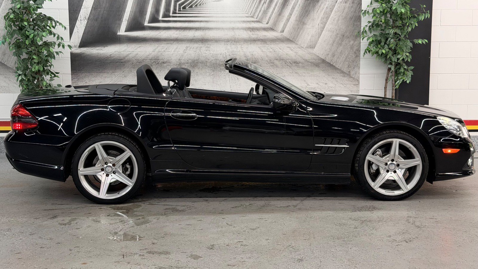 Used 2011 Mercedes-Benz SL 550 image 6