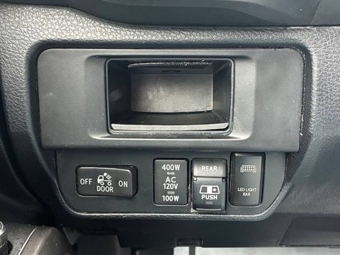 Used 2017 Toyota Tacoma SR5 AWD/4WD image 2