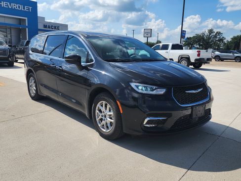 Used 2023 Chrysler Pacifica Touring-L FWD image 3