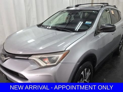 Used 2018 Toyota RAV4 LE FWD image 1