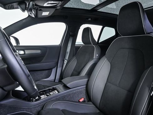 Certified 2025 Volvo XC40 B5 Plus image 7