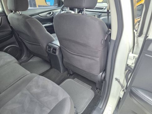 Used 2016 Nissan Rogue SV AWD/4WD image 18