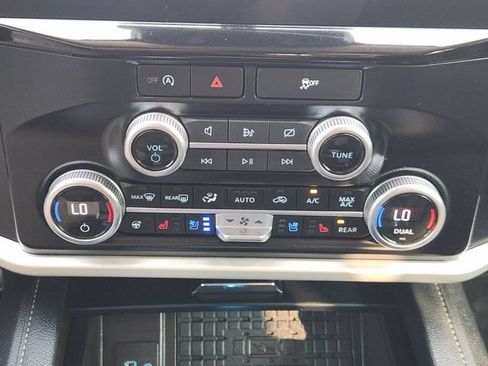 Used 2024 Ford Expedition XLT RWD image 19