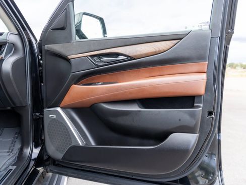 Used 2019 Cadillac Escalade Premium Luxury image 16