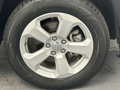 Used 2019 Jeep Compass Latitude w/ Cold Weather Group AWD/4WD image 16