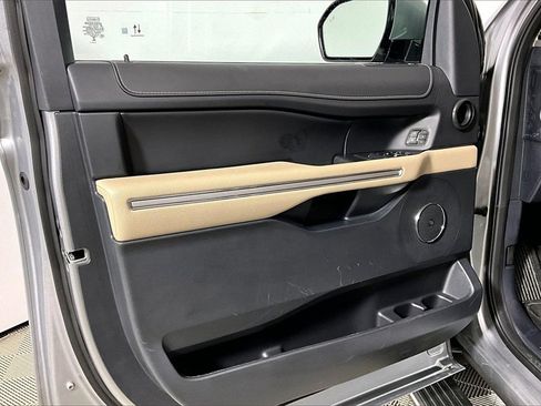 Used 2024 Ford Expedition Limited image 18