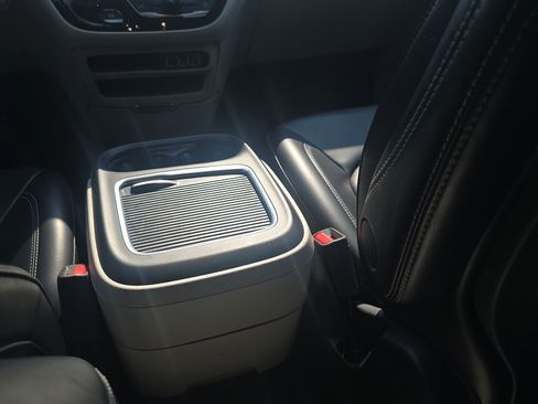 Used 2023 Chrysler Pacifica Touring-L FWD image 11