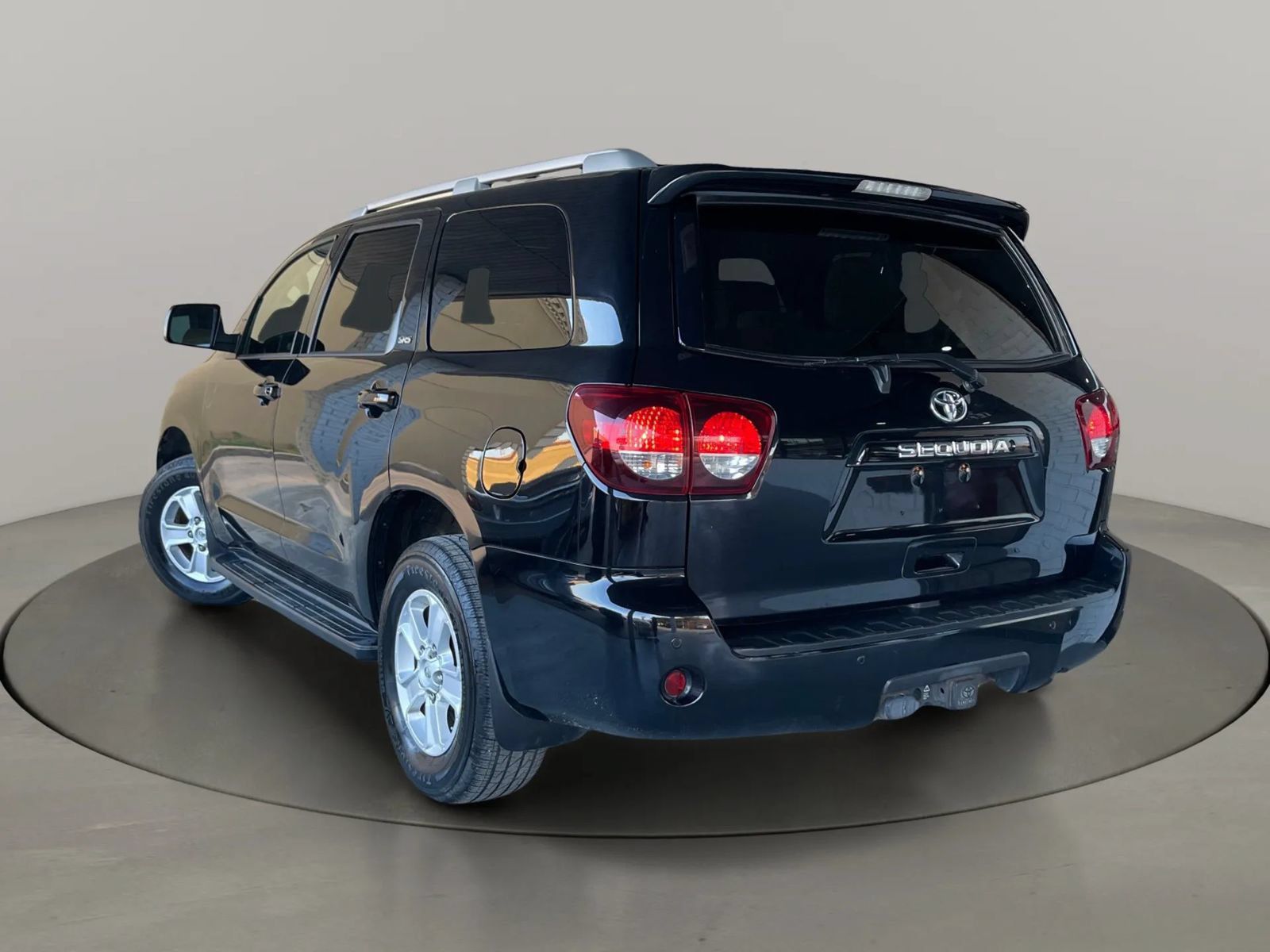 Used 2018 Toyota Sequoia SR5 RWD image 3