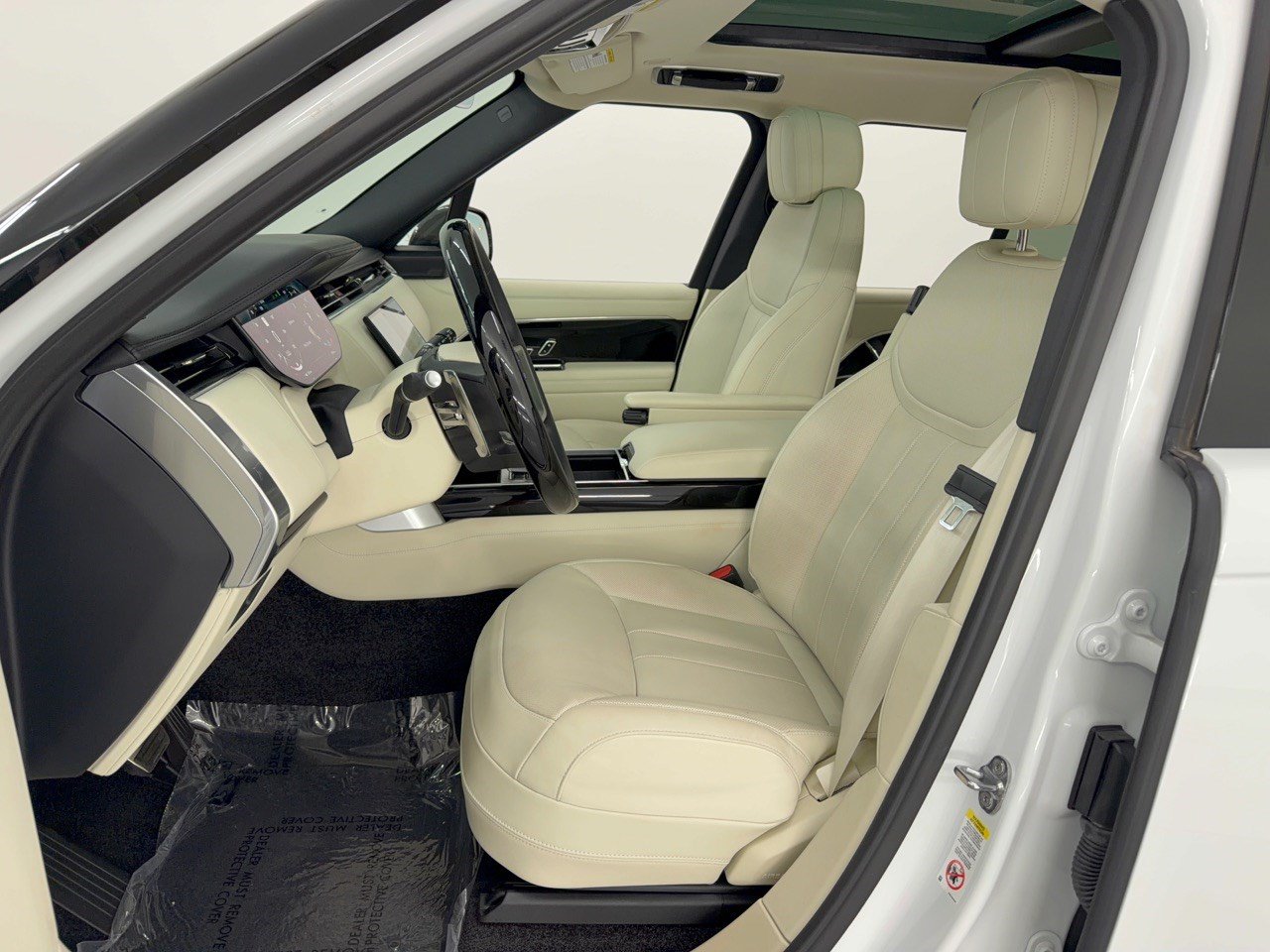 Used 2025 Land Rover Range Rover SE AWD/4WD image 5