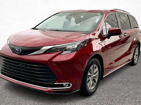 Certified 2024 Toyota Sienna XLE image 4