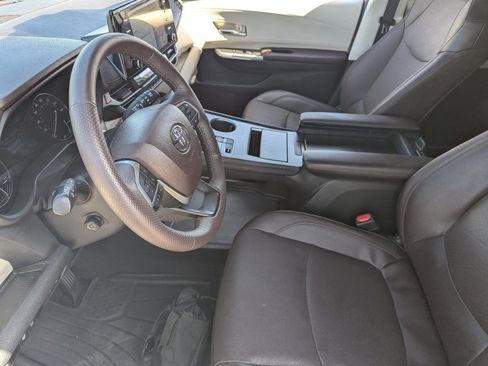 Used 2024 Toyota Sienna Platinum image 23