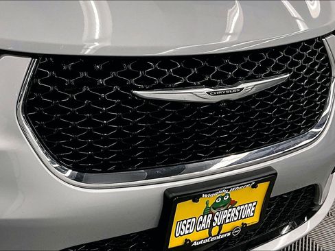 Used 2024 Chrysler Pacifica Limited FWD image 31