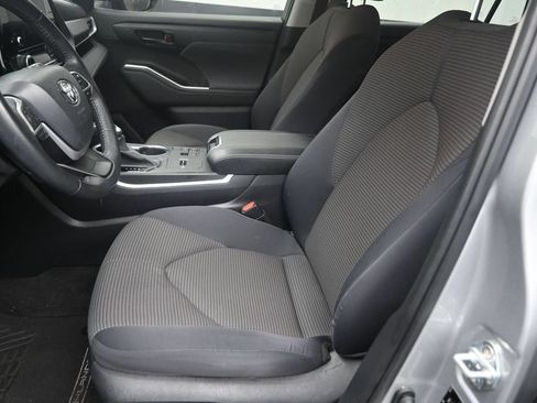 Used 2023 Toyota Highlander LE FWD image 12