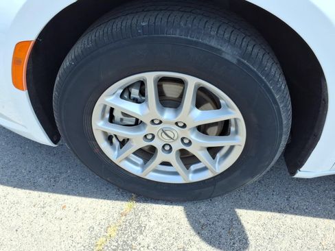 Used 2024 Chrysler Pacifica Touring-L FWD image 7