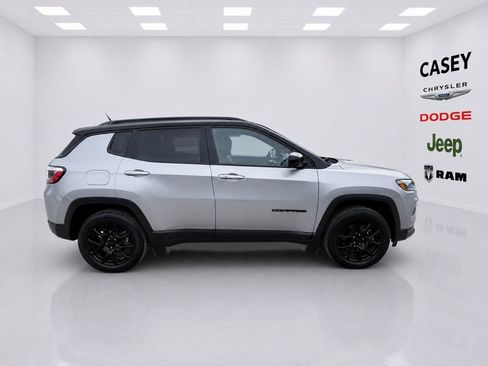 Used 2023 Jeep Compass Latitude w/ Sun and Sound Group AWD/4WD image 5