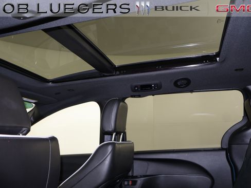 Used 2025 Chrysler Pacifica Limited image 13