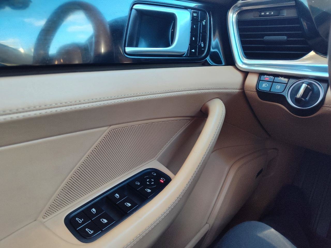 Used 2018 Porsche Panamera RWD image 20
