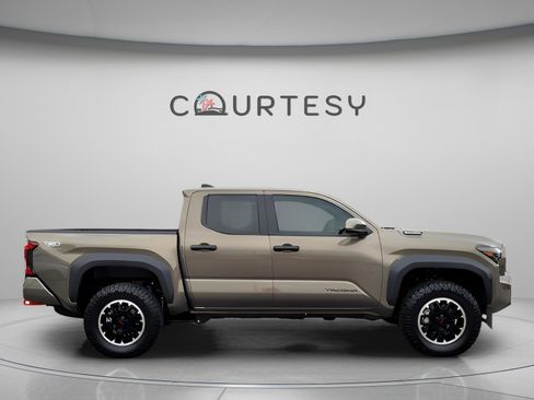 Certified 2025 Toyota Tacoma TRD Off-Road image 6