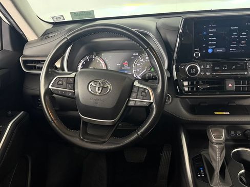 Used 2023 Toyota Highlander XLE FWD image 14