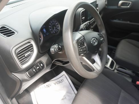 Used 2022 Hyundai Venue SE w/ Cargo Package image 9