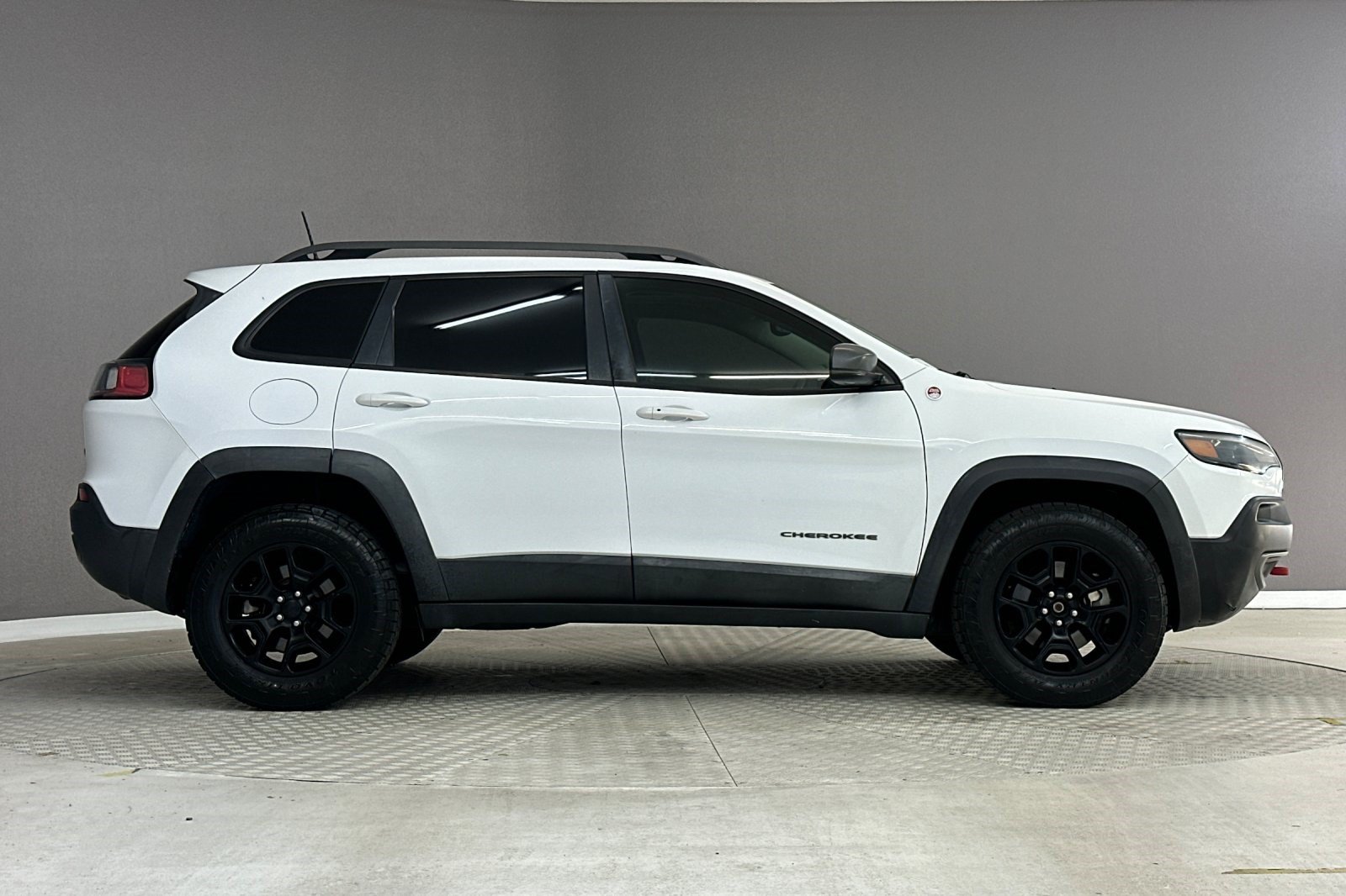 Used 2019 Jeep Cherokee Trailhawk AWD/4WD image 7