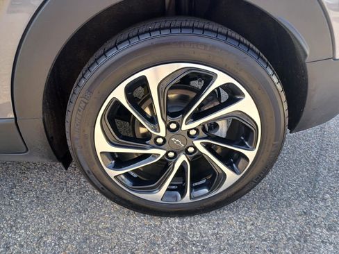 Used 2023 Chevrolet Bolt EUV Premier FWD image 19