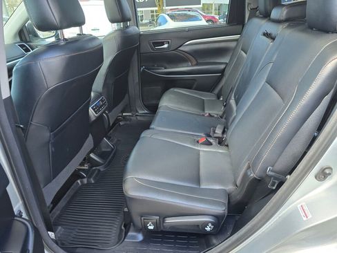 Used 2018 Toyota Highlander Limited Platinum AWD/4WD image 12