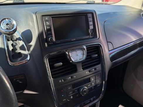 Used 2016 Chrysler Town & Country Touring-L image 2