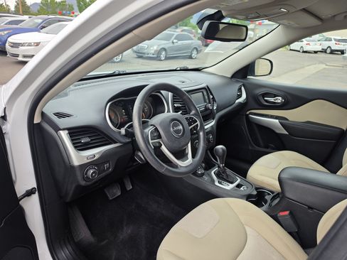 Used 2018 Jeep Cherokee Latitude AWD/4WD image 11