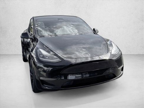 Used 2022 Tesla Model Y Long Range AWD/4WD image 3