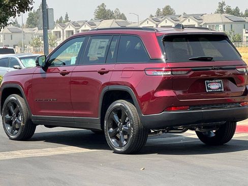 Used 2025 Jeep Grand Cherokee Altitude RWD image 6