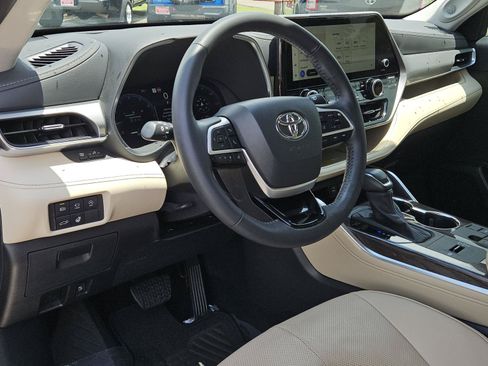 Used 2024 Toyota Highlander Platinum FWD image 27