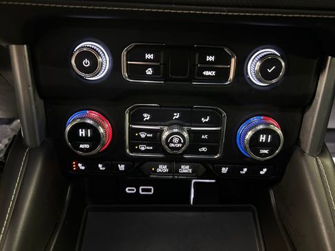 Used 2023 GMC Yukon XL SLT image 19