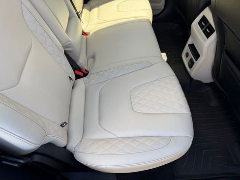 Used 2024 Ford Edge Titanium image 19