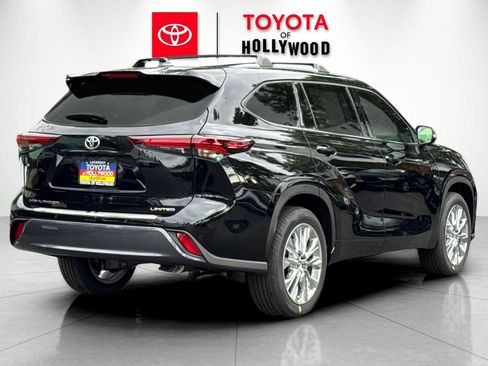 New 2025 Toyota Highlander Limited image 4
