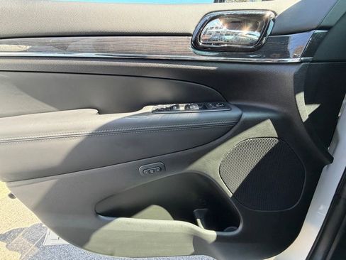 Used 2019 Jeep Grand Cherokee Overland image 32