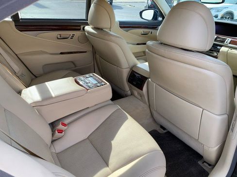 Used 2014 Lexus LS 460 w/ Ultra Luxury Package RWD image 18