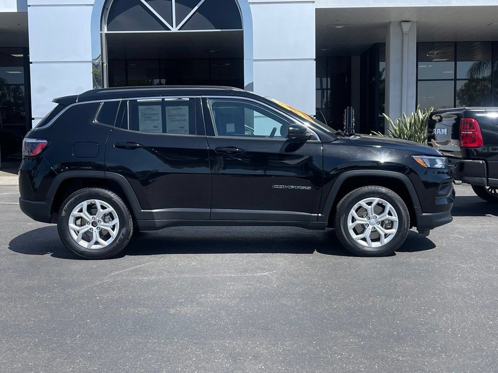 Used 2024 Jeep Compass Latitude AWD/4WD image 3