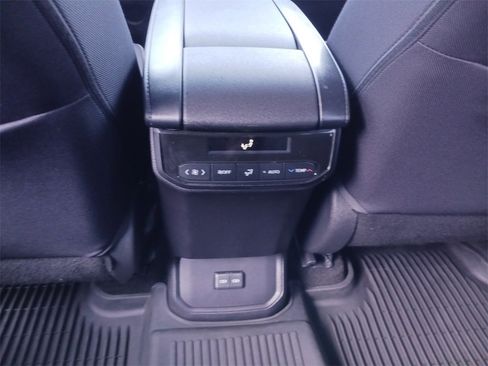 Used 2023 Toyota Highlander L image 23