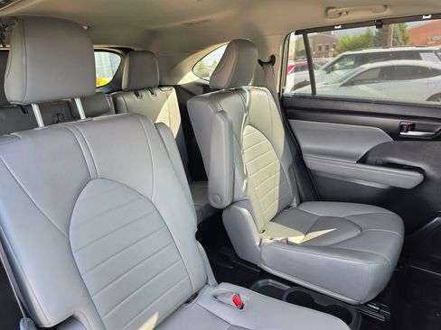 Used 2022 Toyota Highlander XLE AWD/4WD image 17